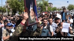 Протести проти призначення Сержа Сарґсяна прем'єр-міністром Вірменії, тривають, Єреван, 19 квітня 2018 року