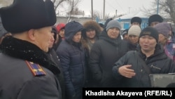 Шетелдік нөмірмен жүрген көлікті тіркеуге қою туралы талапқа байланысты жүргізушлер полиция өкіліне наразылықтарын айтып тұр.  Семей, Шығыс Қазақстан облысы, 18 қаңтар 2020 жыл.