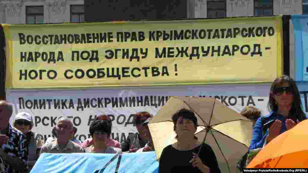 Учасники мітингу закликали українське керівництво забезпечити проведення в 2012 році Міжнародного форуму з питань відновлення прав кримськотатарського народу в Україні