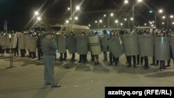 Қайрат Нұртас қатысқан концерттен соң «Прайм Плаза» сауда орталығы аумағын қоршап тұрған арнайы жасақ. Алматы, 31 тамыз 2013 жыл.  