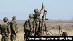 Російські гібридні сили на своїх навчаннях на Луганщині готуються до пострілу з міномета калібру 120 мм – їхнє застосування суворо заборонене мінськими домовленостями (архівне фото)