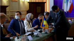 یوگنی ینین، معاون وزیر خارجه اوکراین ( نفر دوم از سمت چپ)، تهران ۲۸ مهر ۹۹