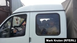 Мигрантов везут для работ по обустройству нового депортационного лагеря в Москве