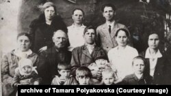 Розкуркулена родина Омельченків із села Шамраївка, що на Київщині. Фото приблизно з 1938–1939 років