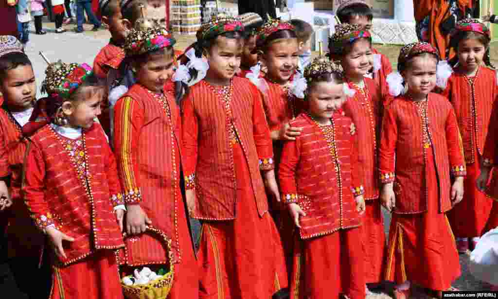 Nowruz baýramy mynasybetli Aşgabadyň eteginde geçirilen çärä gatnaşdyrylan ýaş çagalar.