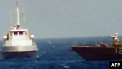 تصویری از نزدیک شدن یک شناور سپاه به کشتی آمریکایی در خلیج فارس