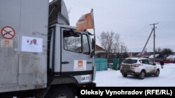 Представители Норвежского совета по делам беженцев развозят материалы для утепления 