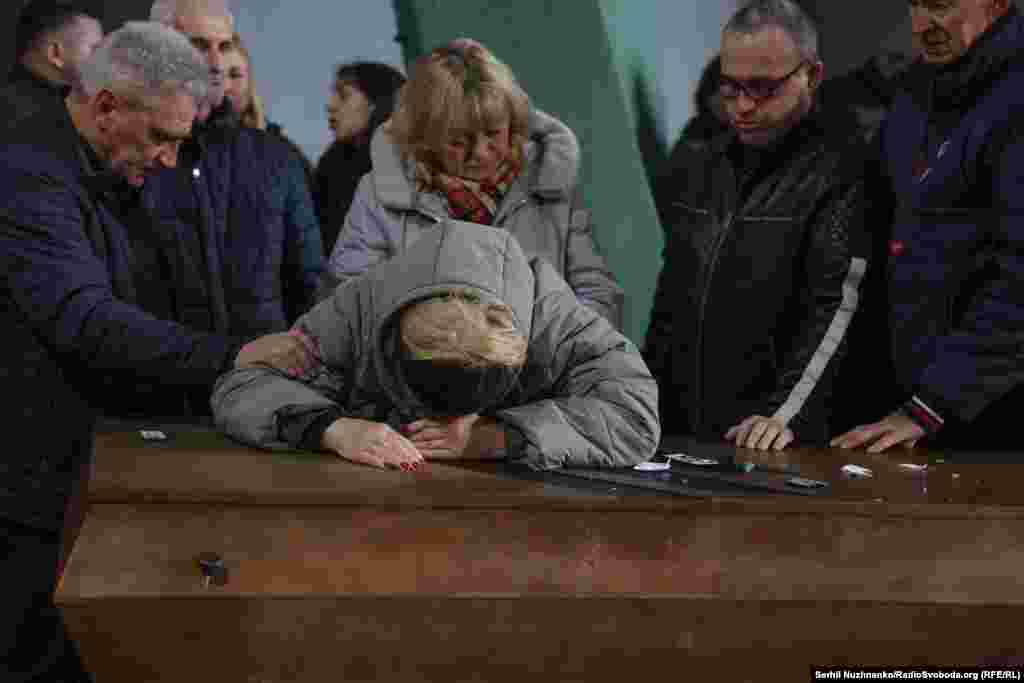 Матір загиблої Валентини Нагорної плаче над труною своєї доньки. За спогадами Валерії Ковач, керівниці медслужби 3-ї ОШБр, &laquo;Валькірія&raquo; вже 24 лютого 2022 року прийшла в одну зі шкіл Києва, аби піти &laquo;на війну&raquo;: &laquo;Зі всім моїм скепсисом щодо відсутності медичної освіти у тебе, у 2022 році ти довела, що можеш і будеш&raquo;