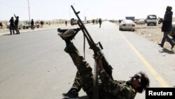 شلیک یکی از مخالفان حکومت معمر قذافی به هواپیمای مهاجم ارتش لیبی