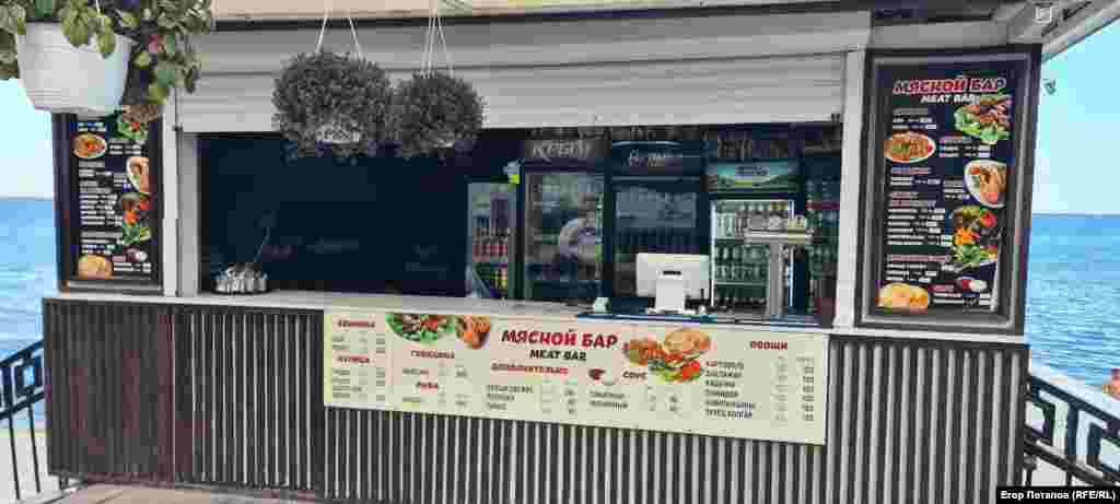 Набережна у Феодосії рясніє великою кількістю точок громадського харчування