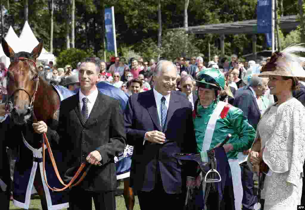 Фаронса, соли 2012. Оғохон ва Шоҳдухтар Зара асптози ирландӣ Ҷон Патрик Муртағро бо пирӯзӣ дар пойга бо аспи &quot;Валира&quot;-и Оғохон табрик мекунанд&nbsp;