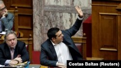 Премьер-министр Греции Алексис Ципрас голосует за новое название Македонии 