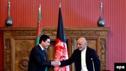 Türkmen prezidenti Gurbanguly Berdimuhamedow we onuň owgan kärdeşi Aşraf Gani. 13-nji dekabr, 2015 ý.