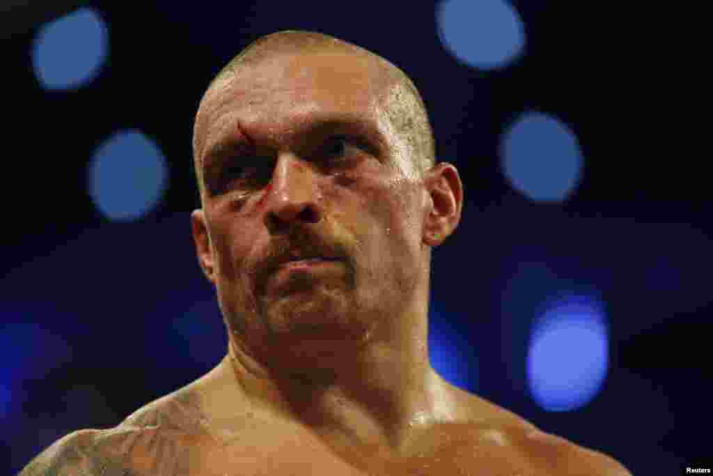 Вусік пасьля бою ў цяжкай вазе з брытанскім баксэрам Энтані Джошуа ў верасьні 2021 году.У 2019 годзе Вусік пачаў выступаць у цяжкай вазе, катэгорыі, якая значна перавышае яго натуральную вагу. Ён хутка заваяваў любоў прыхільнікаў па ўсім сьвеце сваімі інтэрвію, якія часта вар'іраваліся ад натхняльных да гульлівых. Калі рэпартэр спытаўся, што адрозьнівае яго ад іншых байцоў, ён паказаў на рот і адказаў: «У мяне ёсьць шчыліна паміж зубамі».