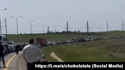 Очереди из автомобилей в направлении Керченского моста во стороны Тамани в Краснодарском крае, 1 мая 2025 года