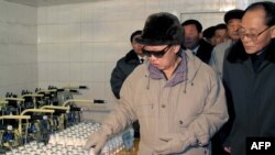 Түндүк Кореянын көсөмү Ким Чен Ир жаңы курулган сүт фермада.
