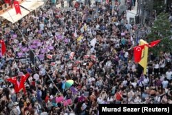 Түркиянын Стамбул конвенциясынан чыгышына нааразы болгондордун акциясы.