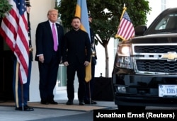 Президент США Дональд Трамп вітає президента України Володимира Зеленського у Білому домі у Вашингтоні, округ Колумбія, США, 17 жовтня 2025 року