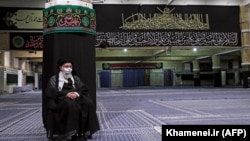 رهبر جمهوری اسلامی در حال تماشای زیرچشمی اهل کوفه!