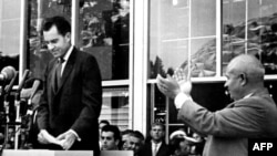 Радянський лідер Микита Хрущов аплодує виступ віцепрезидента США Ричарда Ніксона у Москві, 27 липня 1959 р.