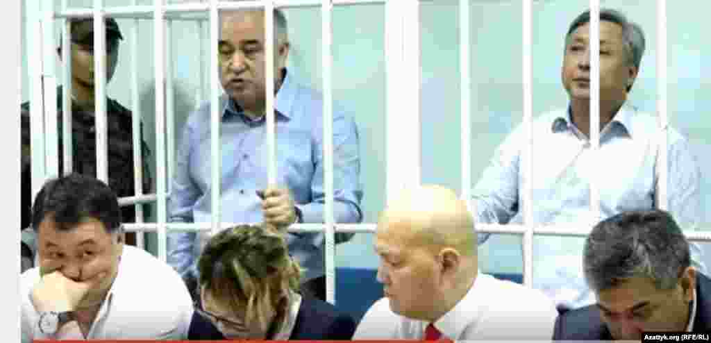 &quot;Ата Мекен&quot; партиясынын лидери Өмүрбек Текебаев менен экс-министр Дүйшөнкул Чотонов &quot;Мегаком&quot; компаниясына байланыштуу орус жараны Леонид Маевскийден 1 миллион доллар пара алган деп айыпталып жатат. Бул акча Чотоновдун айылдаш таанышы, кийин көзү өтүп кеткен Талант Маматкеримов аркылуу алынганы тергөөдө айтылган. Соттолуучулар бул кылмыш ишти саясий куугунтук деп атап келет. 5-июнь, 2017-жыл