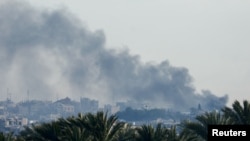 دود برخاسته از خان‌یونس در غزه بر اثر جنگ اسرائیل و گروه افراطی حماس