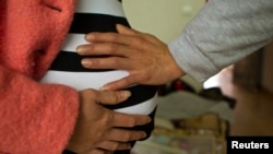 بنا بر گزارش‌ها در ایران ۵۲ درصد از زایمان‌ها به شکل زایمان سزارین صورت می‌گیرد. 