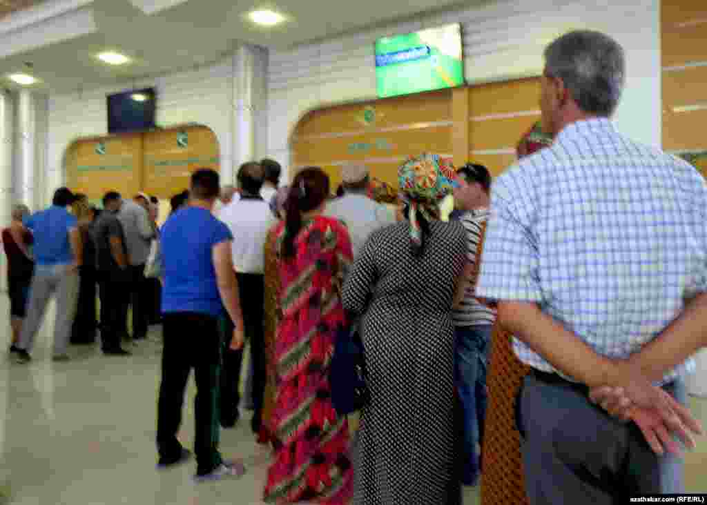 Aşgabadyň awtoterminalynyň demirýol biletlerini satýan kassalarynda nobata duran adamlar.