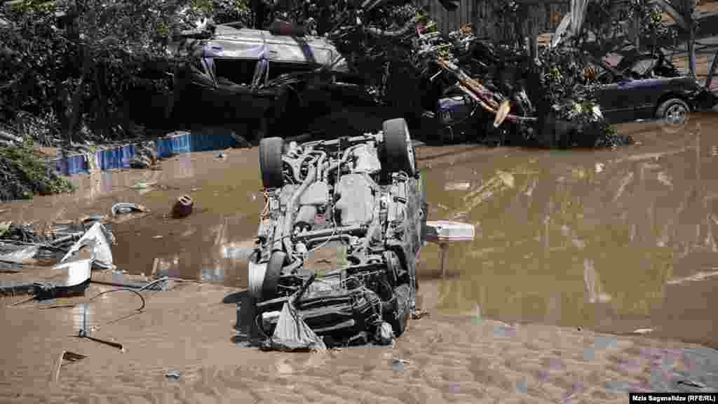 У місті зруйновано багато будинків, пошкоджено автошляхи, лінії електропередач