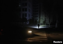 Харьковская улица, погруженная во тьму после очередной российской атаки на энергетическую инфраструктуру Украины. 8 ноября 2025 года