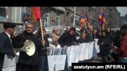 Депутат НС Заруи Постанджян протестует против ареста своего брата (архивная фотография) 