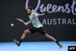 Монфис удря ретур по време на мач от турнира в Брисбън, Австралия, 31 декември 2024 г.