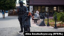 Пам'ятник «ввічливим людям» у Сімферополі встановили влітку 2016 року