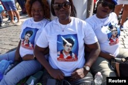 Верніцы ў саколках з партрэтам новага сьвятога на плошчы сьвятога Пятра ў Ватыкане