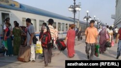 Paýtagtdaky demirýol wokzalynyň sorag-jogap bölüminde aýdylyşy ýaly, otly biletleriniň bahasy 100% töweregi ýokary galdyrylypdyr.