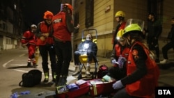 Медици помагат на пострадал човек по време на протеста в понеделник, 1 декември 2025 г.