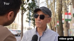 Яке аз назардиҳандагон дар Душанбе