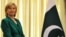 Пакистан - Державний секретар США Хілларі Клінтон стоїть поруч з пакистанським національним прапором перед зустріччю з прем'єр-міністром Пакистану, Ісламабад, 28 жовтня 2009 року.
