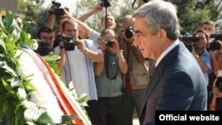 Президент Армении Серж Саргсян посетил воинский пантеон «Ераблур», где возложил венки к памятнику без вести пропавшего солдата. Ереван, 21 сентября 2010 г. 