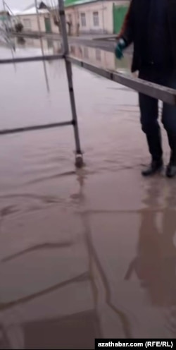 Çoganlynyň, Şoruň we Garadamagyň köçelerini, käbir jaýlaryň girelgelerini ýagyn suwlary basdy.