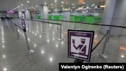 Вакцинація буде проходити в приміщенні терміналу D на 1-му поверсі, щоденно з 9:00 до 15:00