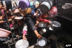 Тамактын кезегинде турган палестиналык балдар. Газа, 17-май 2025-жыл