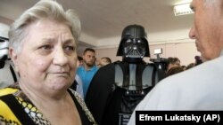 Кандидат в мери Києва Дарт Вейдер у черзі за бюлетенями на виборчій дільниці під час президентських і міських виборів. Київ, 25 травня 2018 року (ілюстраційне зображення)