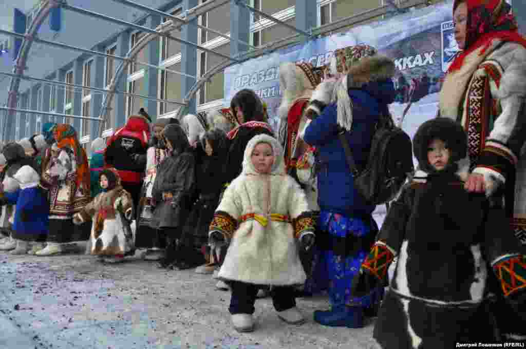 После заездов прошел ежегодный конкурс детских и женских национальных костюмов &ndash; хантов, ненцев и коми.