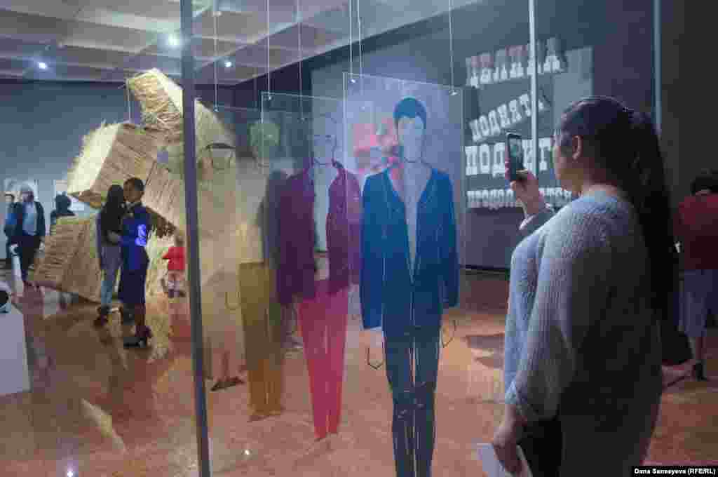 На выставке презентованы четыре портрета жителей нынешней Астаны в разные периоды. По словам создателя работ, самое дальнее изображение &mdash; мужчина из Акмолинска, далее из Целинограда, Акмолы и нынешний астанчанин. По задумке, эти прозрачные изображения через прямой угол обозревания должны составлять общий портрет жителя Астаны.&nbsp;&nbsp;