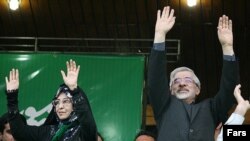 میرحسین موسوی، از رهبران مخالف در ایران، همراه با زهرا رهنورد از بهمن ماه ۱۳۸۹ در حصر خانگی هستند.