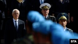 Министърът на отбраната Атанас Запрянов (вляво) и началникът на отбраната Емил Ефтимов (в средата) по време на военния парад в София, 6 май 2025 г.