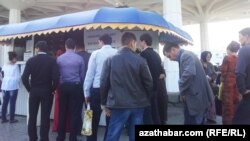 Aşgabadyň walýuta alyş-çalyş nokatlarynda nobata duran ýaşaýjylar.