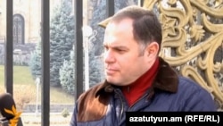 Ованнес Саакян дает интервью Радио Азатутюн (архивная фотография)