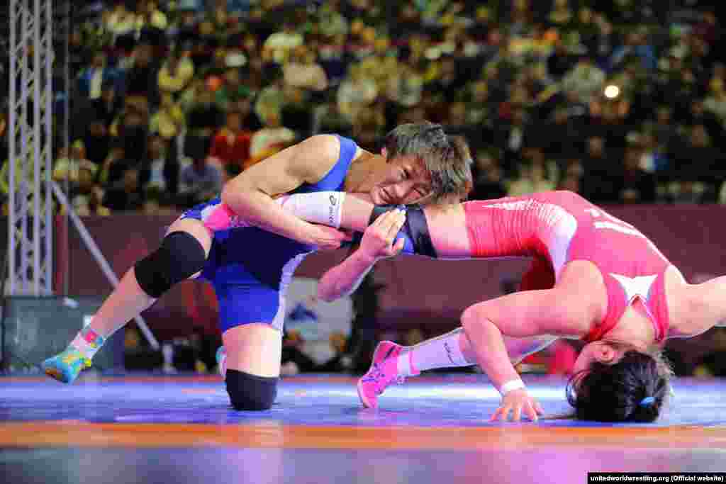 Кыз-келиндер арасында эркин күрөштөн Айсулуу Тыныбекова 58 килограммга чейинки салмакта финалда монголиялык Орхон Пуревдоржду 10:5 эсебинде жеңип алды. Тыныбекова өзбекстандык, вьетнамдык жана түндүк кореялык атаандаштарын утуп финалга чыккан.